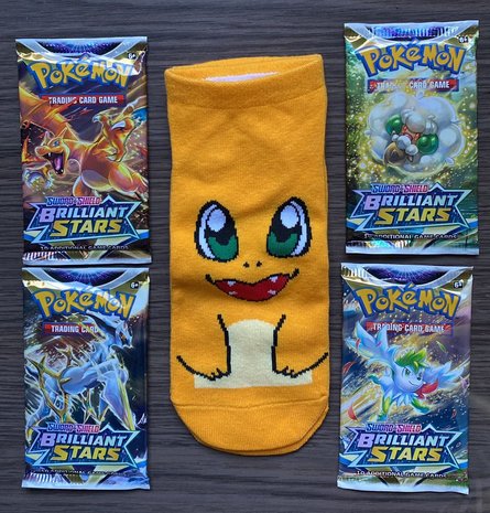 Actie: 4 x Pokémon Brilliant Stars booster pack + GRATIS Charmander Sokken