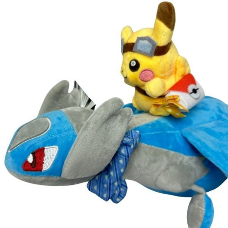 Pikachu op Latias Knuffel 28 cm